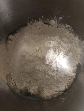 面粉加入水 上面给了一个很灵活的数字 我一般是75～80% 新手做70%比较容易一些 如果用天然酵母 记得把天然酵母里的水也算上