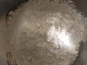 面粉加入水 上面给了一个很灵活的数字 我一般是75～80% 新手做70%比较容易一些 如果用天然酵母 记得把天然酵母里的水也算上