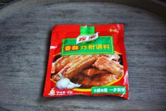 我是使用这种调料粉腌制鸡排的，就按照包装的说明1斤肉放1包的料，加少许水即可。