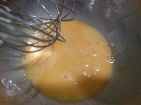 鸡蛋加糖打散