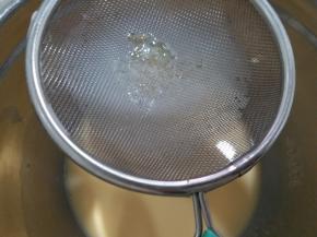 做好的蛋挞液过滤