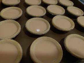 把蛋挞液放进蛋挞皮里