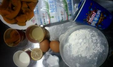 准备食材，将南瓜洗净去皮切成薄片放入蒸屉中蒸熟放凉备用