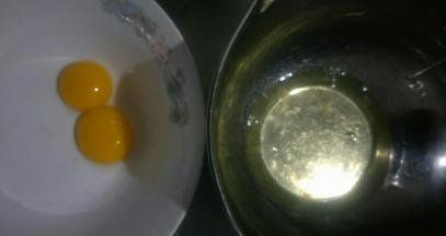 首先蛋糕部分，把蛋黄蛋清分离，蛋清放入无水无油的盆中