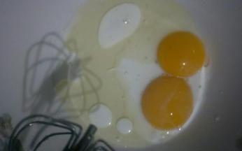 蛋黄加牛奶加玉米油放在一起