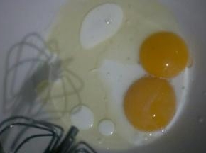蛋黄加牛奶加玉米油放在一起