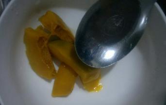 蒸熟放凉的南瓜用勺子压成南瓜泥，喜欢细腻的过下筛。