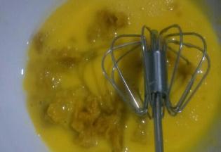 将南瓜泥加入蛋黄糊中，搅拌均匀