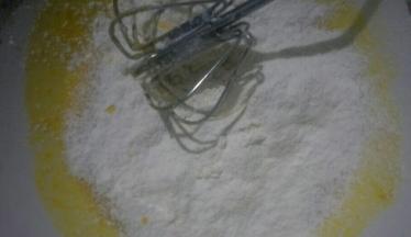 低筋面粉过筛加入