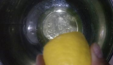蛋清部分，挤入4~6滴柠檬汁