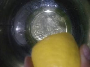 蛋清部分，挤入4~6滴柠檬汁