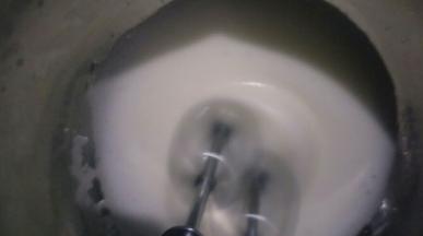 再加入三分之一的糖中速打发至细腻小微泡状态