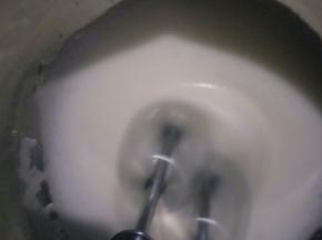 再加入三分之一的糖中速打发至细腻小微泡状态