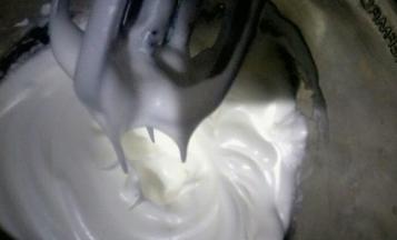 加入最后的糖，中速打发至打蛋器提起，有直挺小尖即可