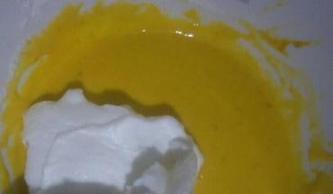 取三分之一蛋白放入蛋黄糊中，用刮刀翻拌均匀(不可画圈搅拌噢)