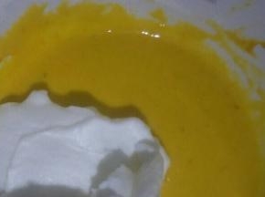 取三分之一蛋白放入蛋黄糊中，用刮刀翻拌均匀(不可画圈搅拌噢)