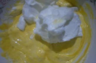 然后把其余的蛋白加入，同样用刮刀翻拌均匀(不可画圈搅拌)