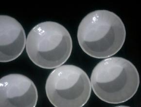 准备纸杯，放入烤盘中，每个之间留出一定的距离