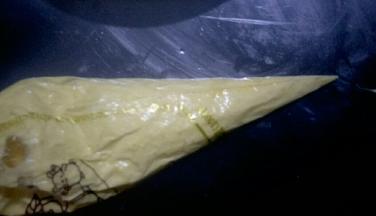 拌均匀的蛋糕糊装入一次性裱花袋，尖端剪一个小口子