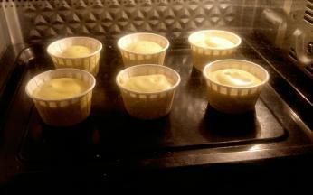 把蛋糕放入烤箱中层，约烤25分钟左右(中途上色过深请加盖锡纸噢)