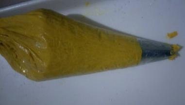 星形裱花嘴装入裱花袋，将南瓜泥装入