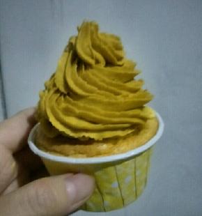 转圈挤在纸杯蛋糕上(也可以挤成自己喜欢的样子)