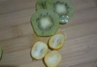 猕猴桃洗净去皮切片，小金桔洗净对半切开