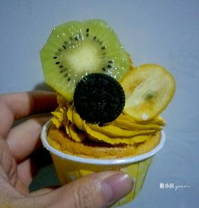 摆在刚才挤好的南瓜泥上，放一片奥利奥迷你饼干