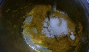 蛋糕放凉期间，制作南瓜泥，把蒸熟的南瓜泥用勺子压细腻过下筛(或放入料理机打细腻)，放入白糖搅拌均匀。放入锅中，开小火。不停搅拌至水分蒸发南瓜糊粘稠状，注意不要糊锅。炒至好的南瓜泥室温放凉。