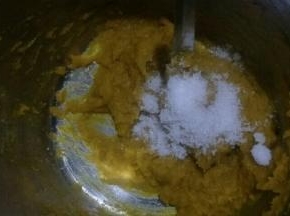蛋糕放凉期间，制作南瓜泥，把蒸熟的南瓜泥用勺子压细腻过下筛(或放入料理机打细腻)，放入白糖搅拌均匀。放入锅中，开小火。不停搅拌至水分蒸发南瓜糊粘稠状，注意不要糊锅。炒至好的南瓜泥室温放凉。