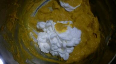 淡奶油用手持电动器打发至有打蛋器提起有小短尖奶油看起来有纹路状态，加入到南瓜糊中，用刮刀翻拌均匀