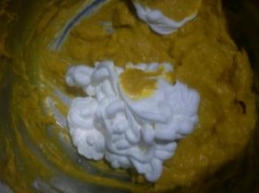淡奶油用手持电动器打发至有打蛋器提起有小短尖奶油看起来有纹路状态，加入到南瓜糊中，用刮刀翻拌均匀