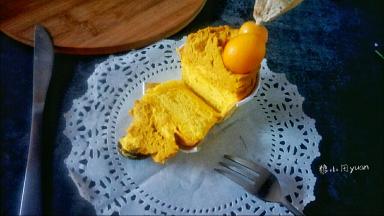 切开看一下，蛋糕内部金黄，很细腻噢