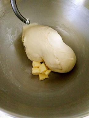 面团部分除黄油以外所有材料放入厨师机，开动机器，揉出厚膜加入软化黄油。