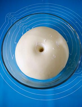 取出面团，放温暖处发酵两倍大，手指沾面粉戳入面团，不回缩不塌陷发酵完成。