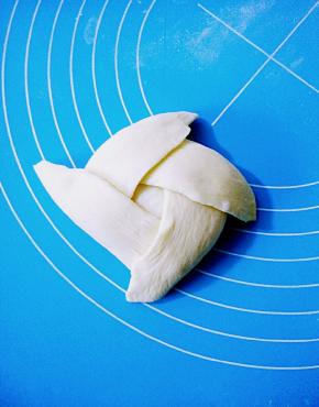 再提起第二块往上折，重叠压住第一块角部分。