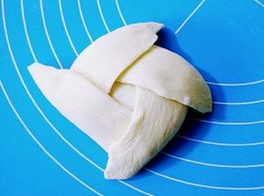 再提起第二块往上折，重叠压住第一块角部分。