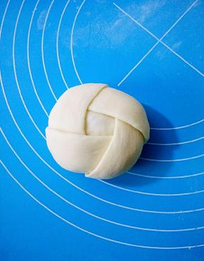 依次折好，把剩下的角压在面团底部。