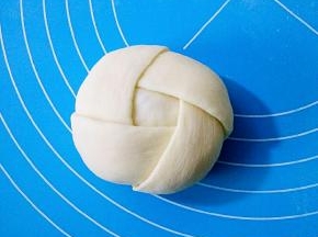 依次折好，把剩下的角压在面团底部。