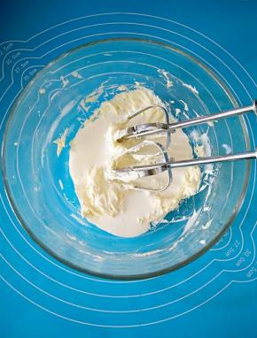 接下来做奶酪馅，奶油奶酪搅打顺滑，加入淡奶油。