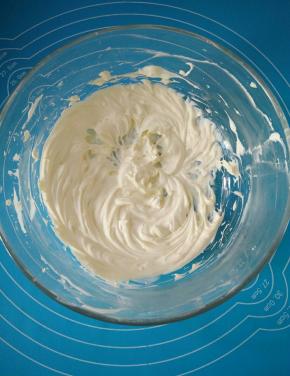 搅打均匀，盖保鲜膜放入冰箱冷藏备用。