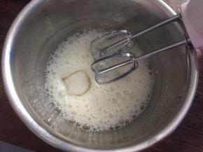 蛋白中加入柠檬汁，低速打发至粗泡状态，加入三分之一白砂糖