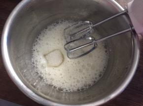 蛋白中加入柠檬汁，低速打发至粗泡状态，加入三分之一白砂糖
