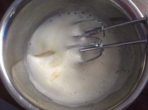 中速打发至粗泡消失，加入三分之一白砂糖
