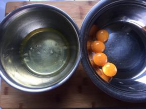 蛋白和蛋黄分离，蛋白盆中应无油无水无蛋黄