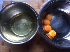 蛋白和蛋黄分离，蛋白盆中应无油无水无蛋黄