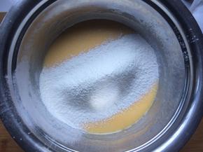 筛入低筋面粉，Z字形搅拌均匀