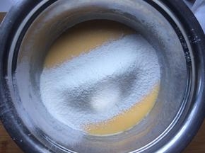 筛入低筋面粉，Z字形搅拌均匀