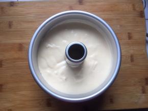 倒入7寸中空模具中，轻震两下，震出气泡，放入预热好的烤箱150度中下层，上下火，60分钟