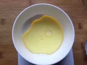 玉米油和纯牛奶混合，搅拌至乳化状态，大概搅拌1分多钟